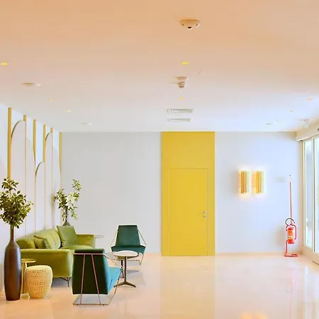 With A Comfortable Sunlit Terrace Lejlighed
