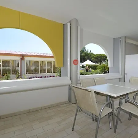 With A Comfortable Sunlit Terrace Apartment *