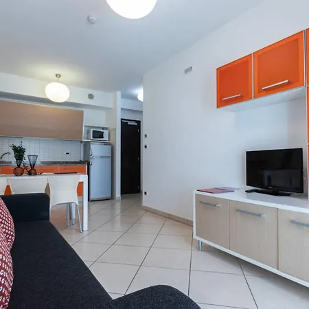 With A Comfortable Sunlit Terrace Lejlighed Bibione